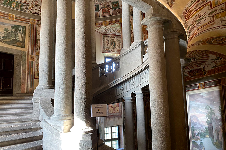 Palazzo Farnese di Caprarola. La Scala a elica, dettaglio. Maddalena Marton Guida Turistica.